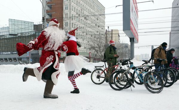 Участники велосипедного заезда Дедов Морозов в Новосибирске