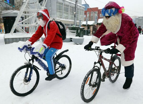 Участники велосипедного заезда Дедов Морозов в Новосибирске