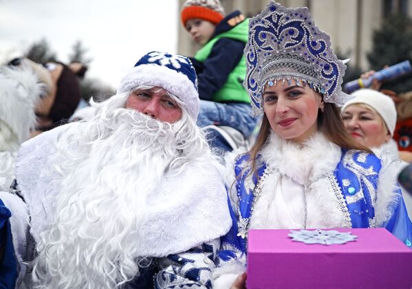 Дед Мороз и Снегурочка во время парада Дедов Морозов и Снегурочек и сказочных персонажей в Краснодаре