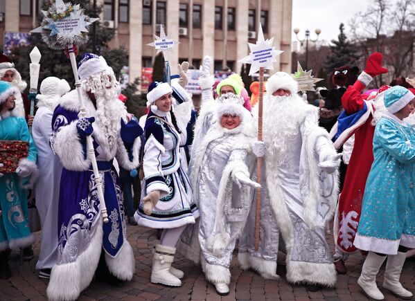 Деды Морозы и Снегурочки во время парада Дедов Морозов и Снегурочек и сказочных персонажей в Краснодаре