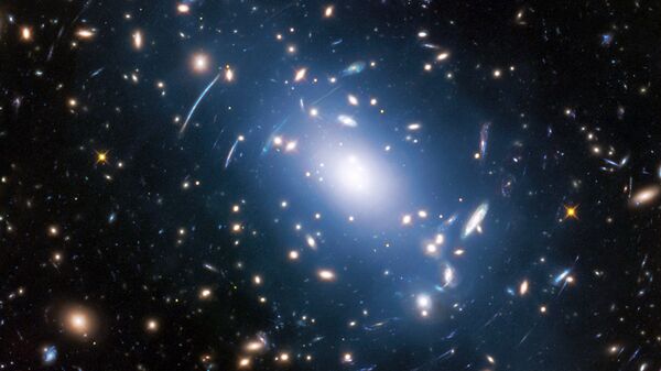  Фотография тени темной материи в скоплении галактик Abell S1063, полученная Хабблом