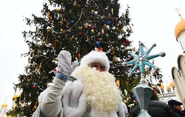 Дед Мороз у новогодней елки на Соборной площади Московского Кремля