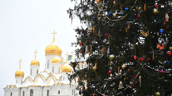 Украшенная новогодняя елка на Соборной площади Московского Кремля. На втором плане: Благовещенский собор