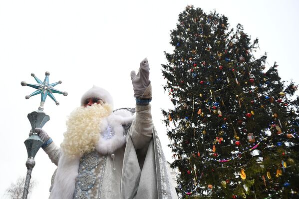 Дед Мороз у новогодней елки на Соборной площади Московского Кремля