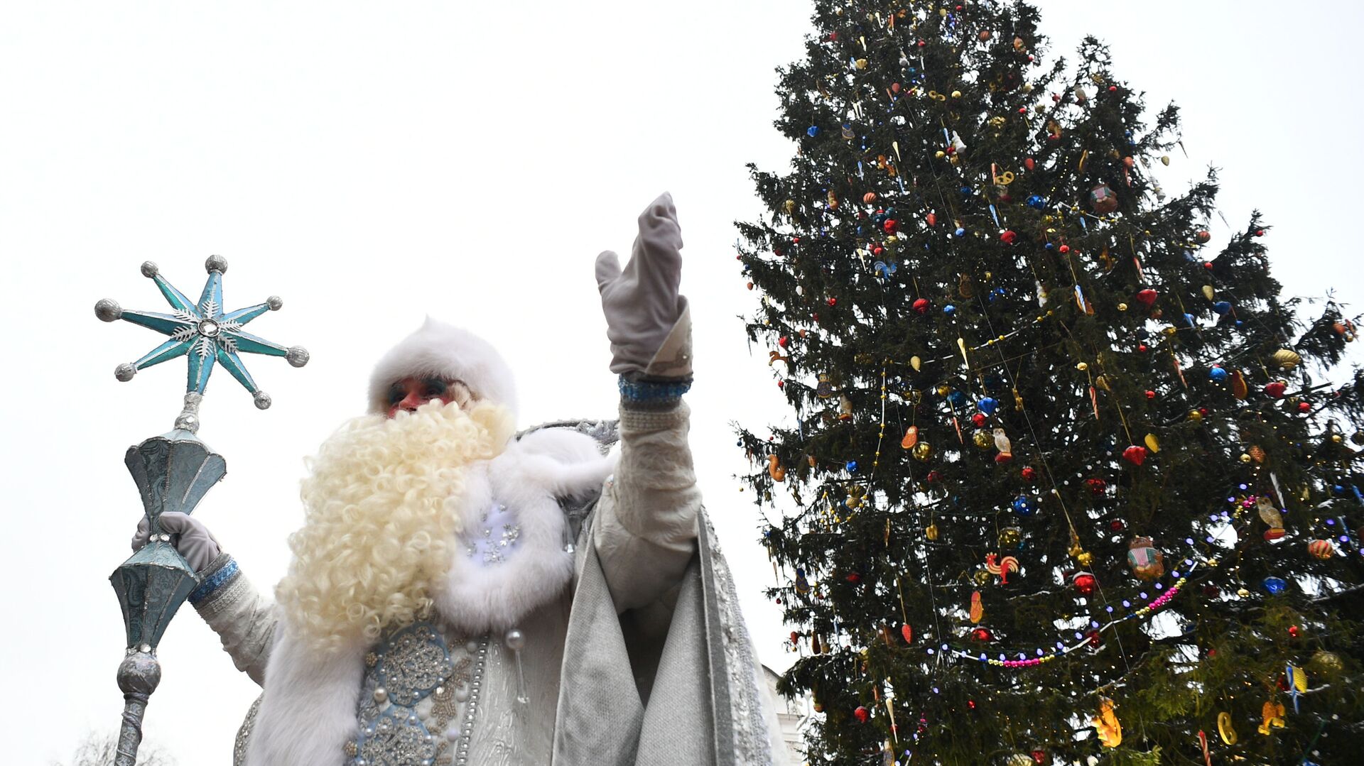 Дед Мороз у новогодней елки на Соборной площади Московского Кремля - РИА Новости, 1920, 18.11.2020