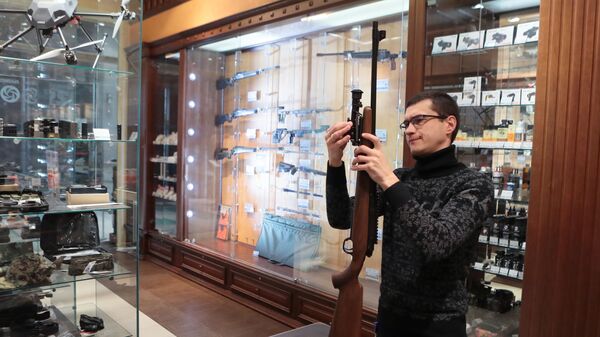 Продавец в оружейном магазине в Москве