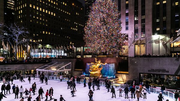 Рождественская ель в Рокфеллеровском центре в Нью-Йорке