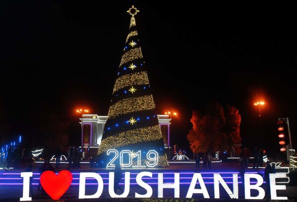 Новогодняя елка у здания оперы и балета в Душанбе