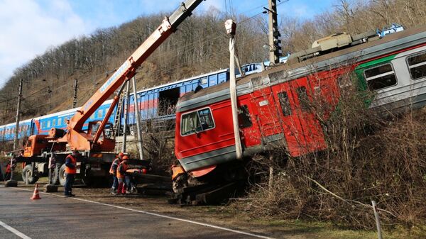 Два вагона пригородной электрички сошли с рельсов из-за селя в Краснодарском крае. 24 декабря 2018 