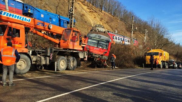 Два вагона пригородной электрички сошли с рельсов из-за селя в Краснодарском крае. 24 декабря 2018 