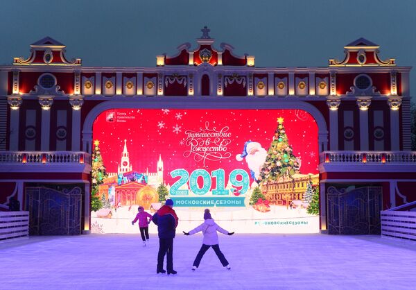 Посетители на фестивале Путешествие в Рождество в Новопушкинском сквере в Москве