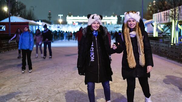 Отдыхающие на открытии катка в рамках восьмого зимнего сезона в Парке Горького в Москве