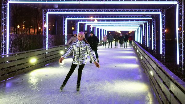 Отдыхающие на открытии катка в рамках восьмого зимнего сезона в Парке Горького в Москве