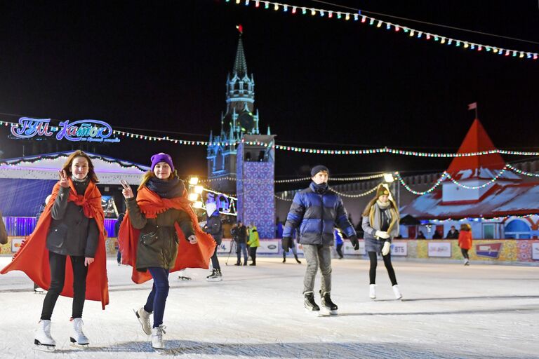 Гости на открытии ГУМ-катка на Красной площади в Москве