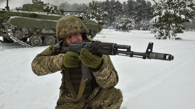 Украинский военнослужащий во время учений