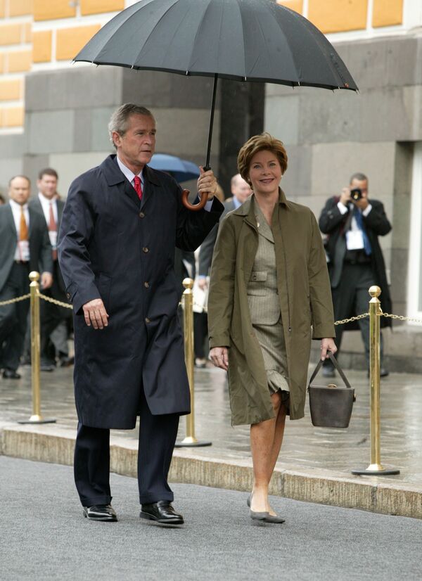 Супруги Буш направляются на Красную площадь