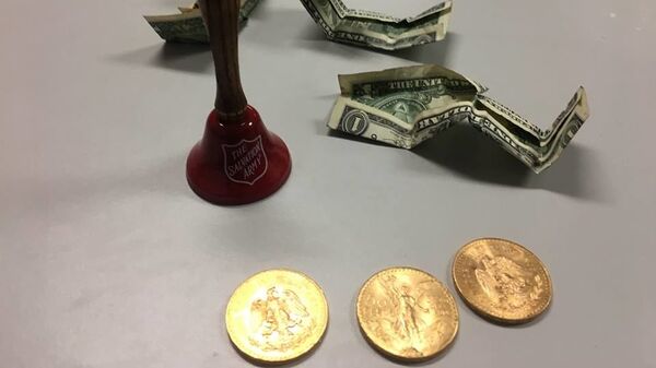 Три золотые монеты, найденные в ведерке для пожертвований для организации The Salvation Army of Broward County
