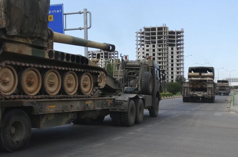 Турецкая военная техника в городе Килис недалеко от границы с Сирией Турецкая военная техника в городе Килис недалеко от границы с Сирией