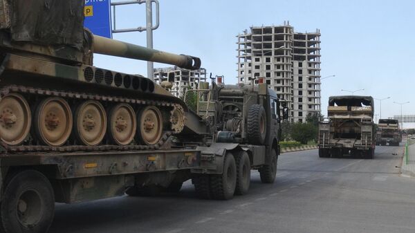 Турецкая военная техника недалеко от границы с Сирией 