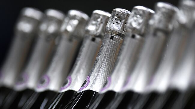 Бутылки с игристым вином