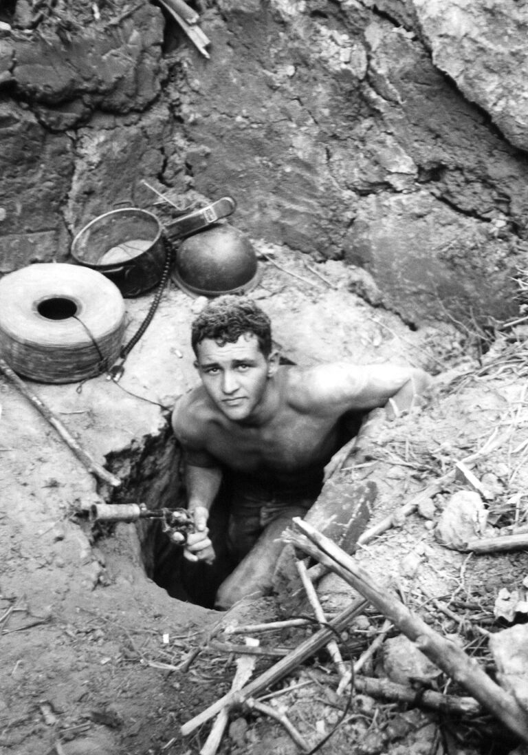 Сержант Вооруженных сил США выходит из туннеля Вьетконга. Январь 1967 года Сержант Вооруженных сил США выходит из туннеля Вьетконга. Январь 1967 года