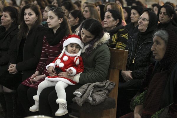 Прихожане на рождественском богослужении в иракском городе Каракош