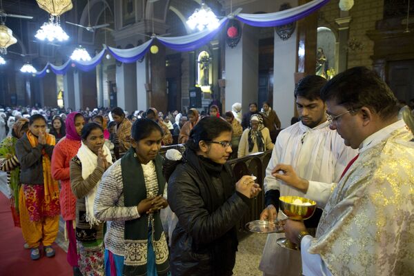 Причастие во время рождественской полуночной мессы в соборе Святого Иосифа в Аллахабаде