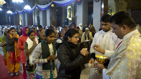 Причастие во время рождественской полуночной мессы в соборе Святого Иосифа в Аллахабаде