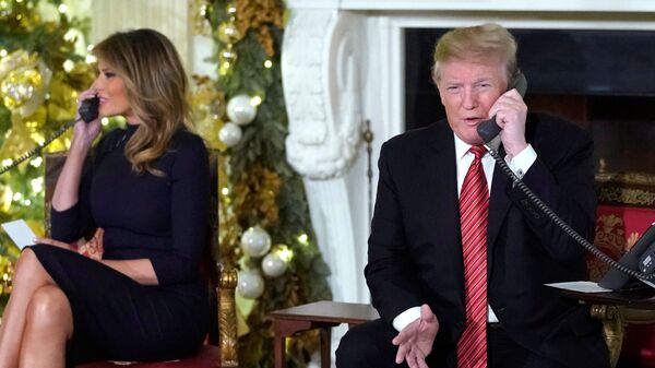 Президент США Дональд Трамп и первая леди Меланья Трамп во время рождественской горячей линии. 24 декабря 2018