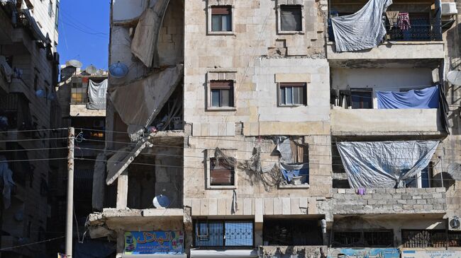 Поврежденные здания на окраине сирийского Алеппо