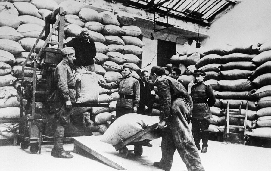 Военнослужащие распределяют продовольствие, переданное советским правительством в помощь австрийскому народу