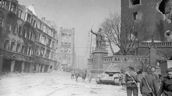 Солдаты на разрушенных улицах Кенигсберга