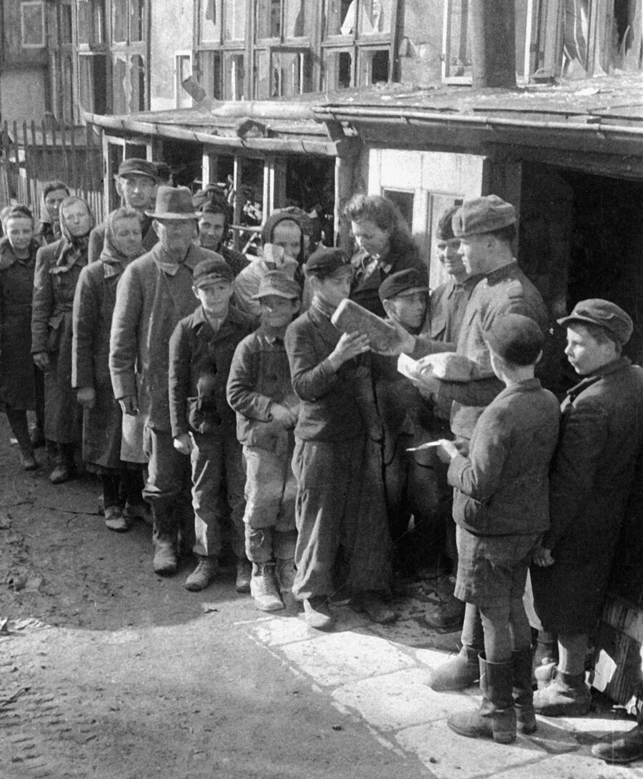 Советские воины раздают хлеб жителям города Бреслау в годы Великой Отечественной войны