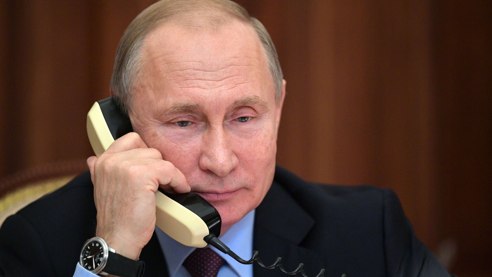  Президент РФ Владимир Путин во время разговора по телефону - РИА Новости, 1920, 28.01.2022