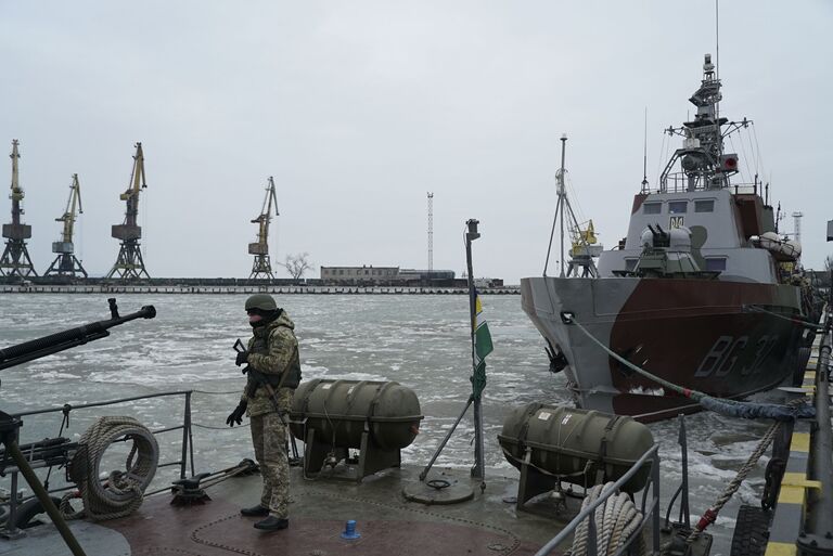 Украинский военнослужащий на борту корабля береговой охраны в порту Мариуполя Украинский военнослужащий на борту корабля береговой охраны в порту Мариуполя