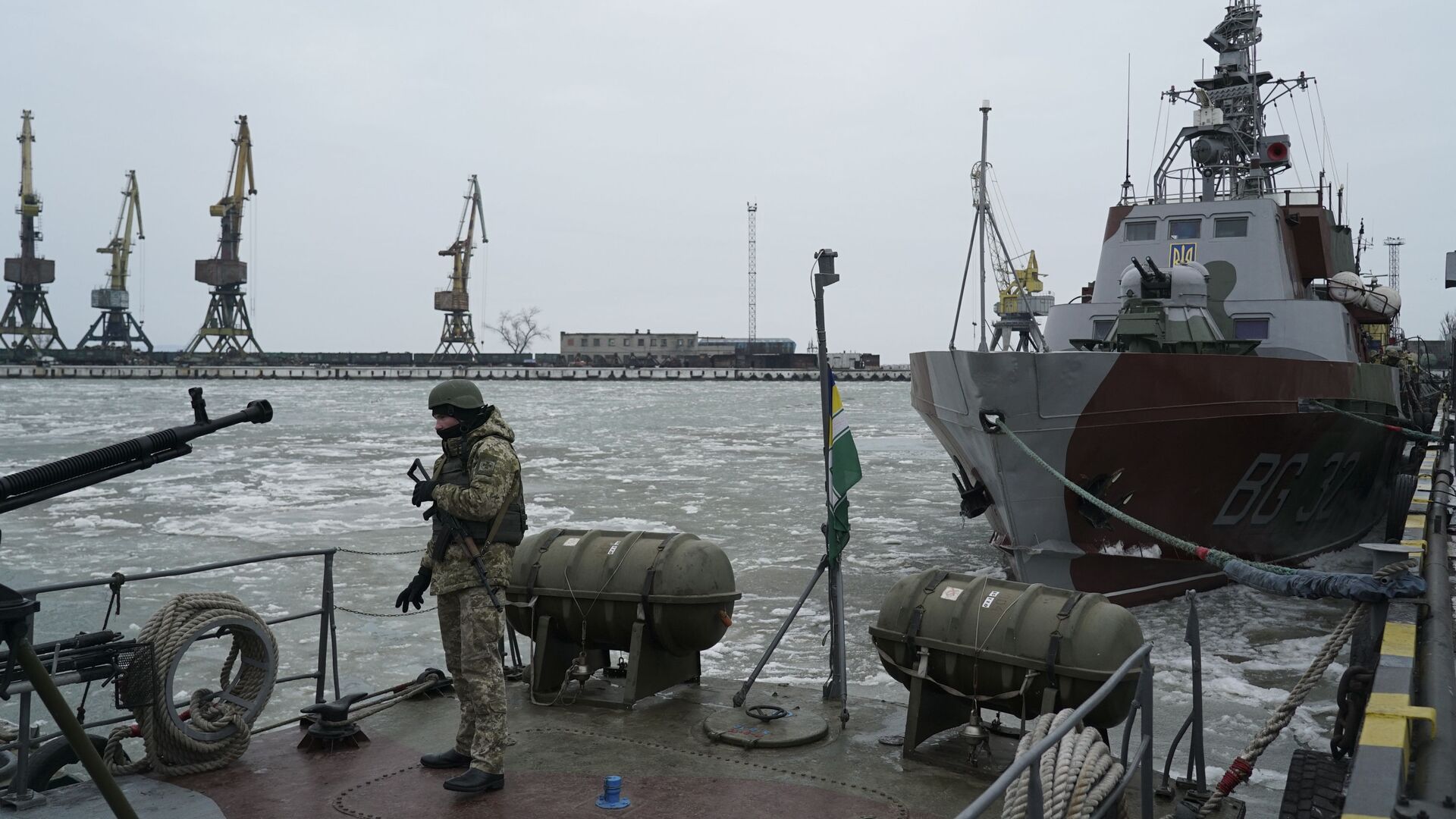 Украинский военнослужащий на борту корабля береговой охраны в порту Мариуполя - РИА Новости, 1920, 05.04.2022