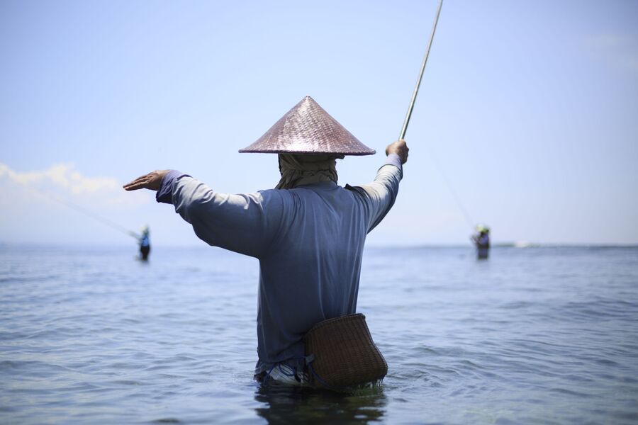 Бали. Рыбак ловит рыбу в открытом море.  Луговой Григорий Андреевич