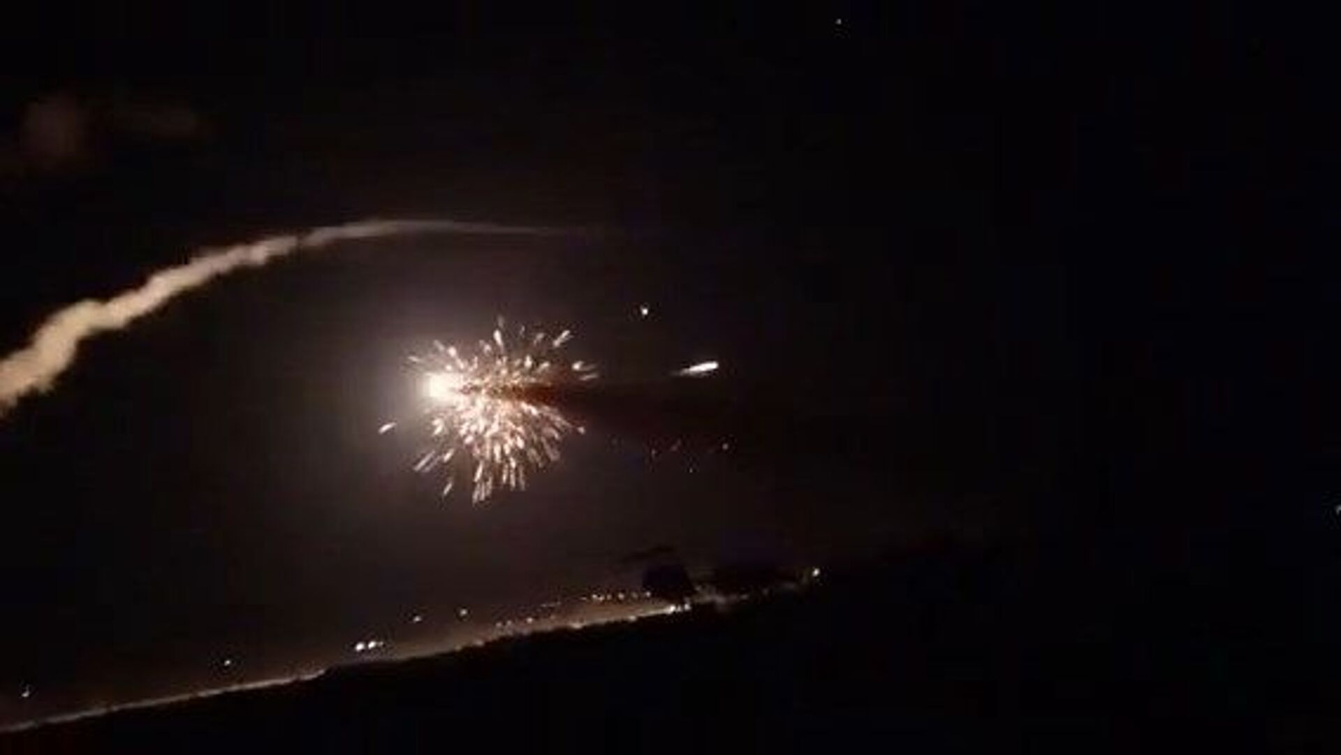 Сирийские ПВО отражают ракетный удар по Дамаску - РИА Новости, 1920, 19.08.2021