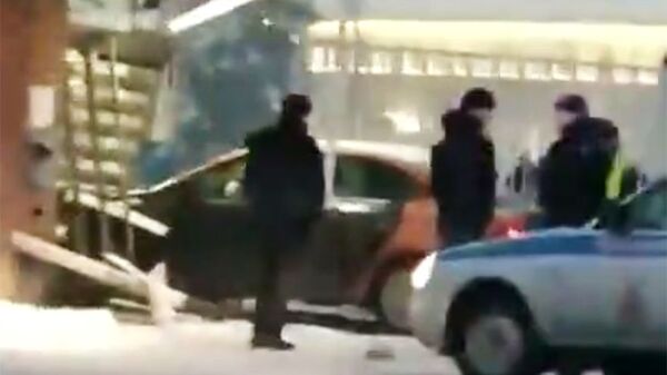 Стоп-кадр видео очевидца аварии на КПП аэропорта Домодедово