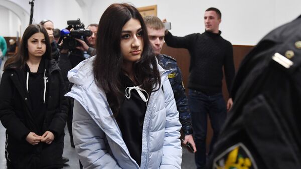 Крестина Хачатурян и Ангелина Хачатурян, обвиняемые в убийстве своего отца Михаила Хачатуряна, в Басманном суде Москвы. 26 декабря 2018