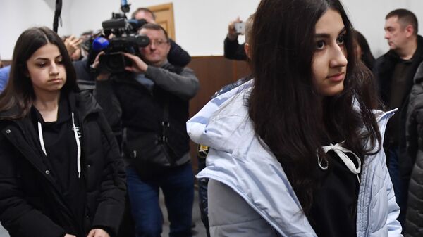 Крестина Хачатурян и Ангелина Хачатурян, обвиняемые в убийстве своего отца Михаила Хачатуряна, в Басманном суде Москвы
