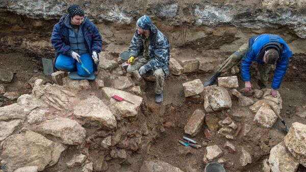 Археологи ведут раскопки на месте в Москве
