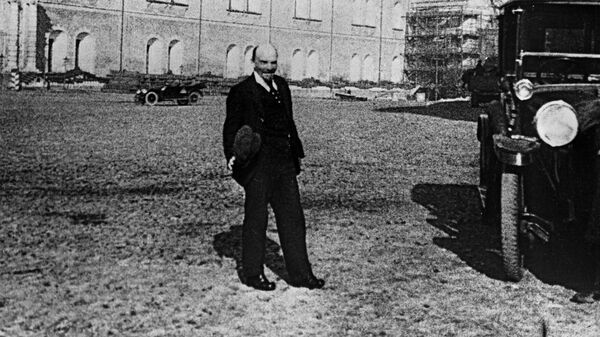 Владимир Ленин на прогулке во дворе Кремля. 16 октября 1918 года