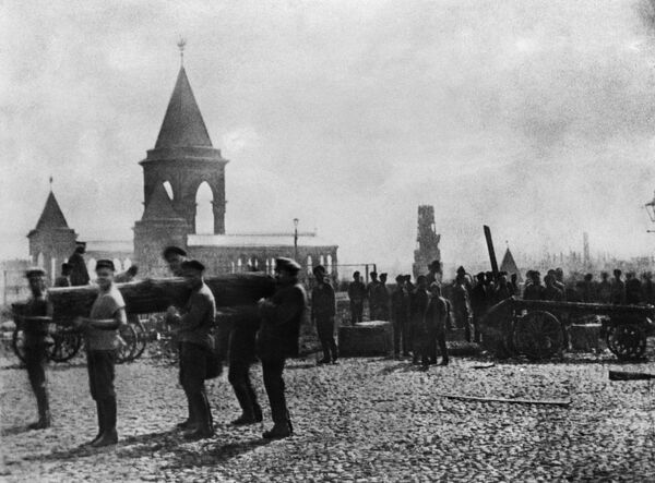 Владимир Ленин в Кремле на первом Всероссийском коммунистическом субботнике. 1 мая 1920 года Владимир Ленин в Кремле на первом Всероссийском коммунистическом субботнике. 1 мая 1920 года