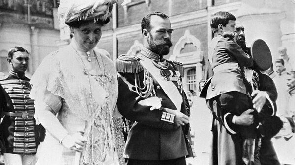 Российский император Николай II и мператрица Александра Федоровна в Кремле. Празднование 300-летия дома Романовых