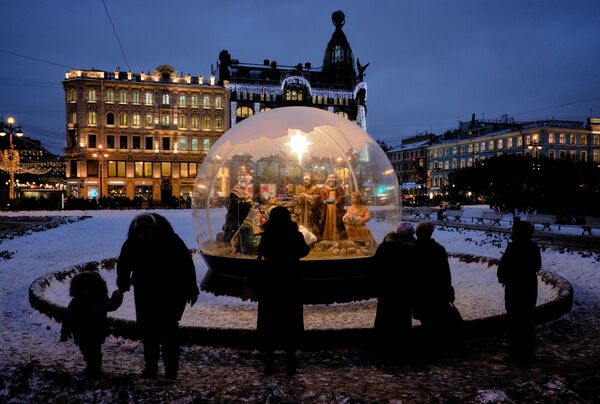 Рождественский вертеп на площади у Казанского собора в Санкт-Петербурге