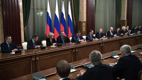 Президент РФ Владимир Путин и председатель правительства РФ Дмитрий Медведев во время встречи с членами правительства РФ
