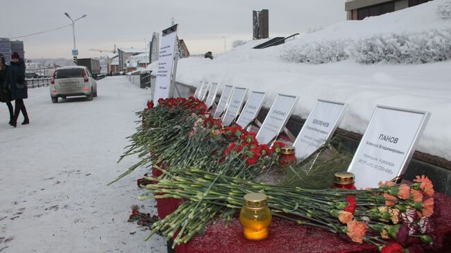 Цветы в память о погибших на пожаре на руднике СКРУ-3