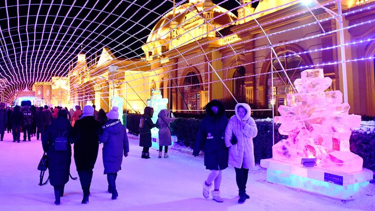 Гости международного фестиваля снега и льда в городе Маньчжурия