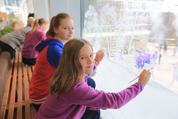 Артековцы украшают росписью окна перед Новым годом